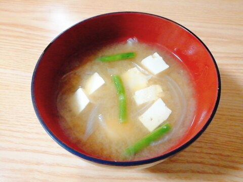 豆腐と玉ねぎといんげんの味噌汁